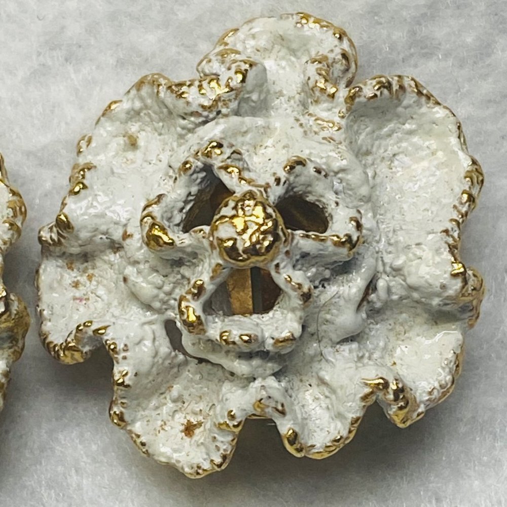 Napier Vintage Clip-on Earrings Metal with White Gold Color Painted Ruffle Edges - Picture 5 of 16